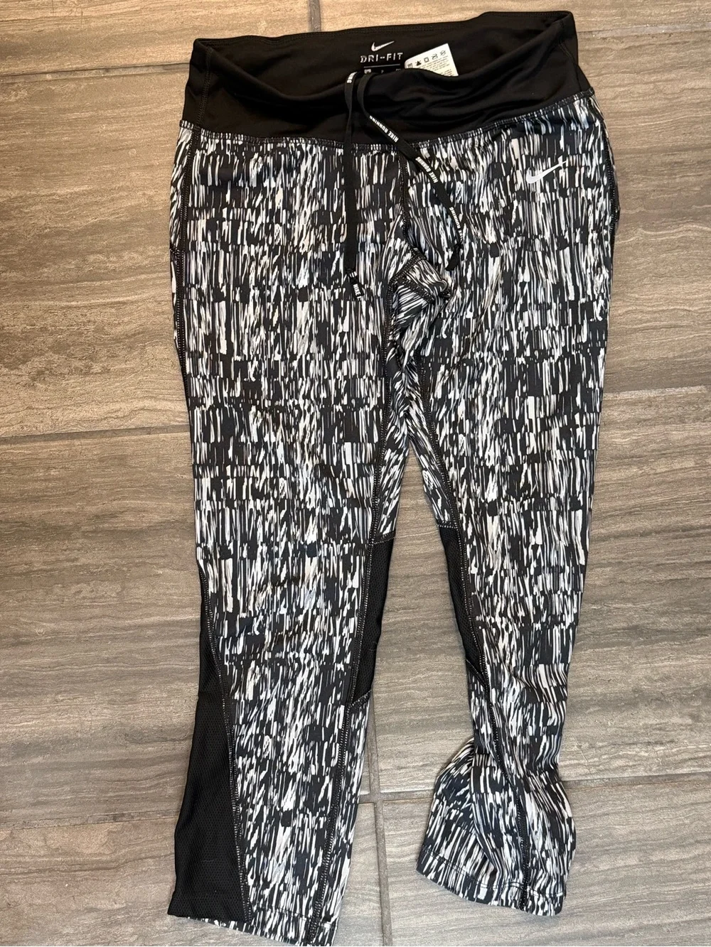women's Nike Dri-FIT black and white graphic running crop leggings